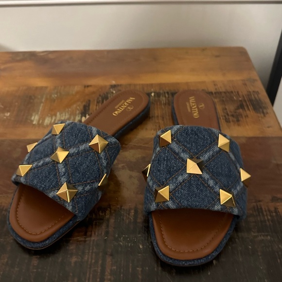 NEW Valentino Roman Stud denim Slides size 39.5 - Picture 8 of 12